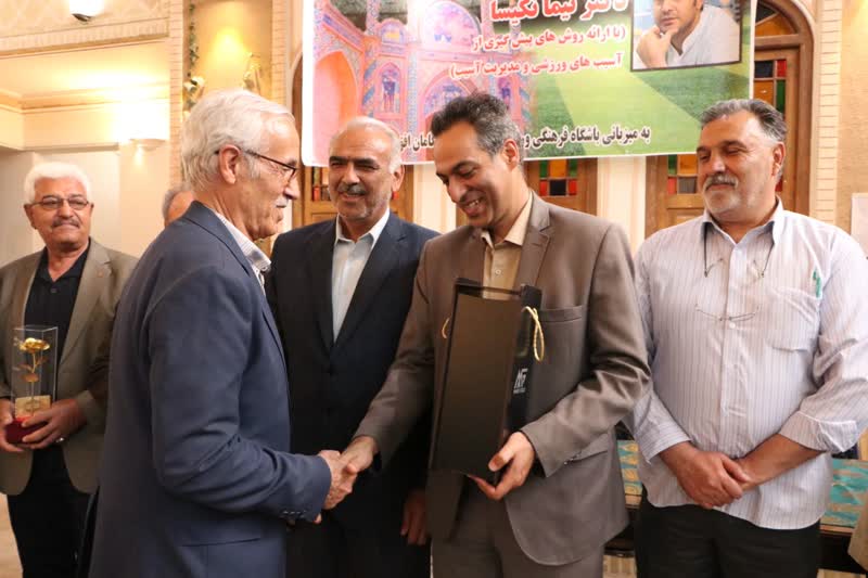 تجلیل از ولی اله کاکو و فرج اله عرب دو پیشکسوت فوتبال سمنان