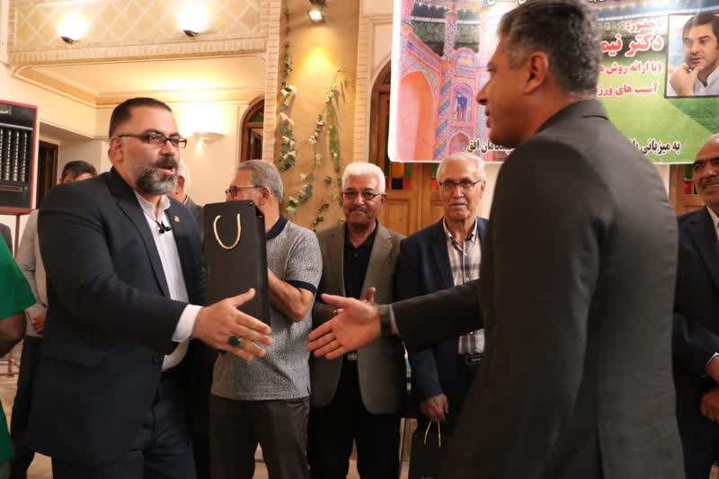 تجلیل از ولی اله کاکو و فرج اله عرب دو پیشکسوت فوتبال سمنان