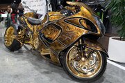 ببینید | رونمایی از موتورسیکلت طلا با پرچم عربستان؛ هدیه ویژه به رونالدو؟
