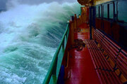 ببینید | برخورد وحشتناک امواج خروشان دریا با کشتی