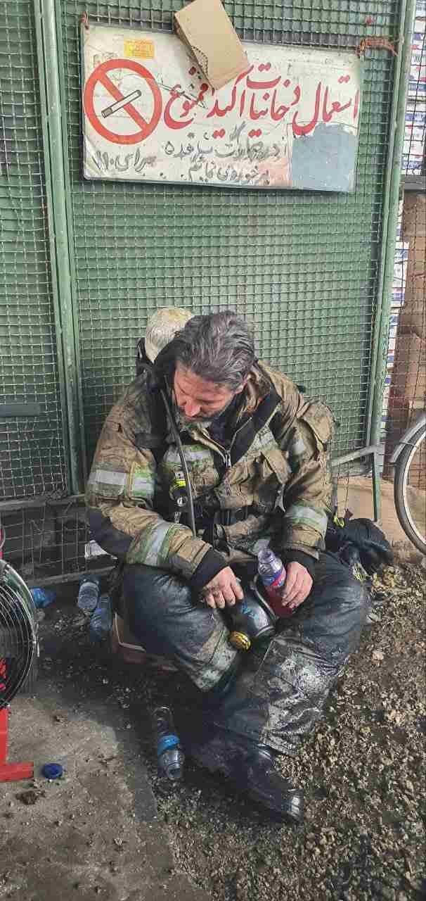 عکس | تصویری از خستگی آتشنشان بعد از اطفای آتشسوزی بزرگ امروز تهران