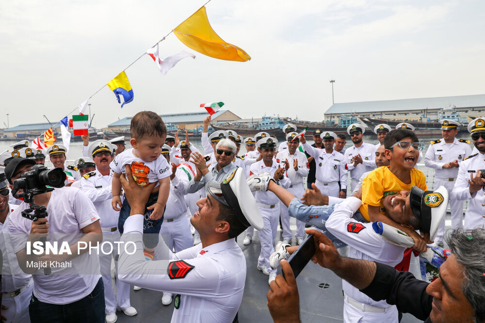 بازگشت از سفر دور دنیا به آغوش همسر و فرزندان 