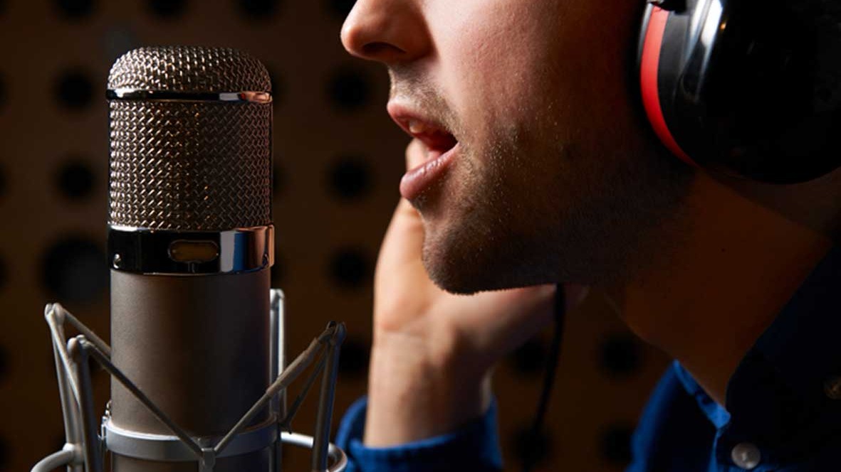 در 5 قدم تبدیل به یک گوینده کتاب صوتی شوید