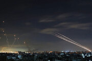 ببینید | لحظه انهدام اهداف هوایی توسط موشک تامیر و گنبد آهنین در آسمان اسرائیل