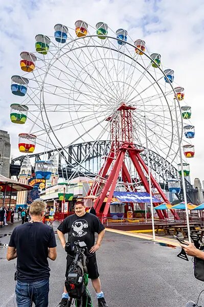 به حرکت درآوردن یک چرخ و فلک غولپیکر با دست خالی/ عکس