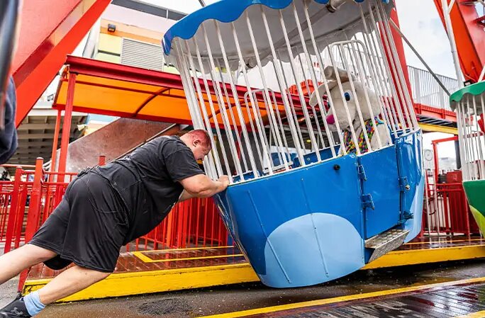 به حرکت درآوردن یک چرخ و فلک غولپیکر با دست خالی/ عکس