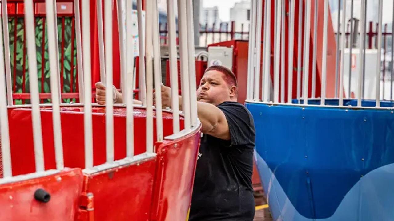 به حرکت درآوردن یک چرخ و فلک غولپیکر با دست خالی/ عکس