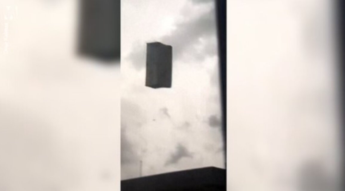 پرواز مبل از طبقه ۳۵ آپارتمانی در آنکارا/ عکس