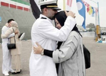 کارکنان ناوگروه ۸۶ در آغوش همسران / عکس یک متفاوت روزنامه ایران از یک مراسم استقبال