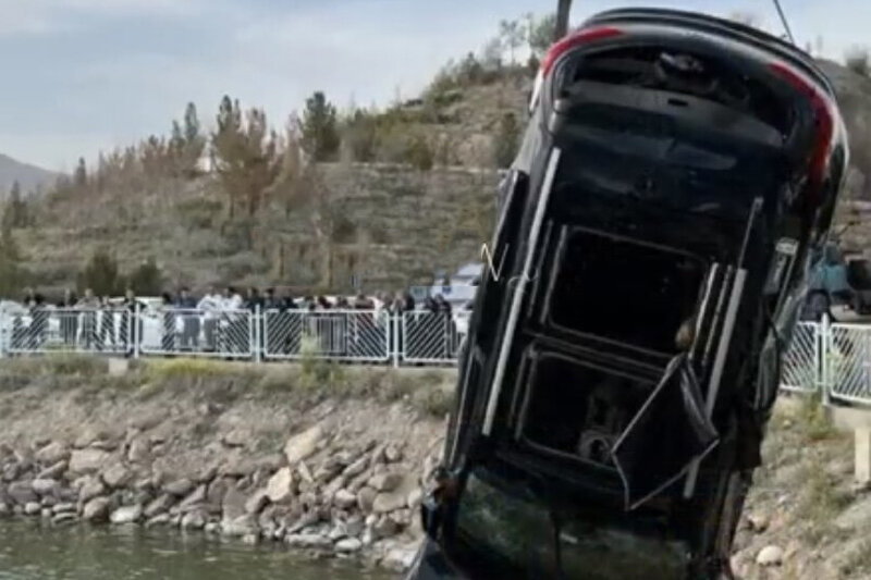 ببینید | لحظه بیرون کشیدن خودروی اسپورتیج از داخل سد امند تبریز