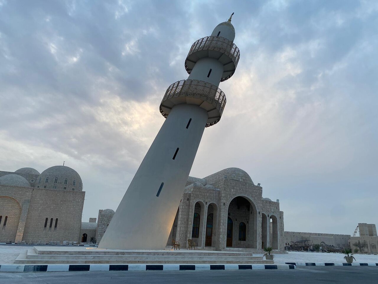 عکسی از معماری کج و مناره شیبدار یک مسجد