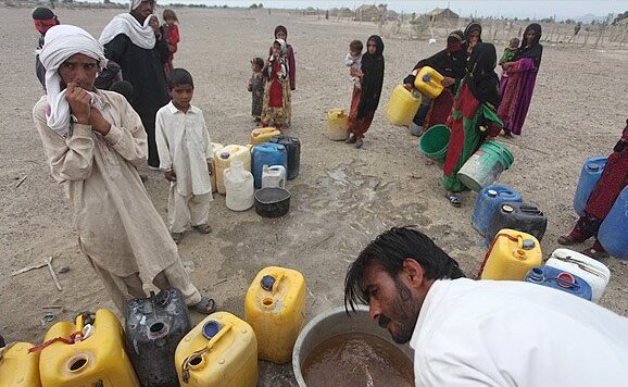 امام جمعه نیمروز: سطح توقع مردم را در سیستان به «آب شرب» تنزل دادیم