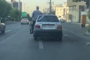ببینید | حرکت جنون‌آمیز راننده پراید وسط خیابانی در ارومیه