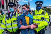 ببینید | حمله یک کارگر معترض به فعالان محیط زیست در انگلیس