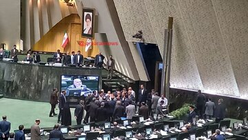 جدال در صحن علنی بهارستان بر سر شمارش آرای نایب رئیسی مجلس در سال چهارم