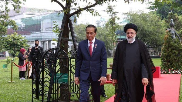 تصاویری از غرس نهال توسط روسای جمهور ایران و اندونزی  / شلیک ۲۱ گلوله توپ به افتخار حضور رئیسی در کاخ «مِردکا»