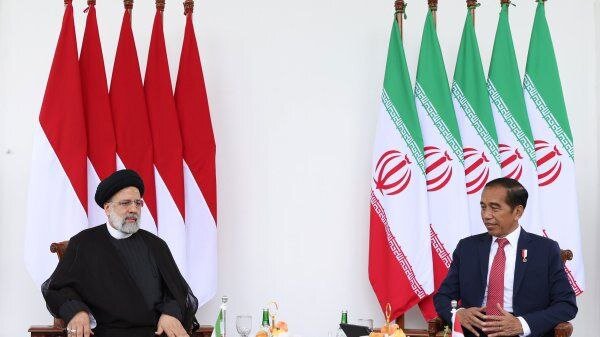 تصاویری از غرس نهال توسط روسای جمهور ایران و اندونزی  / شلیک ۲۱ گلوله توپ به افتخار حضور رئیسی در کاخ «مِردکا»