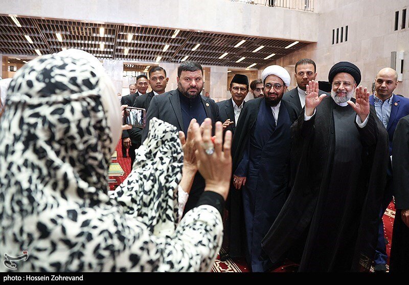 واکنش رئیسی به استقبال زنان حاضر در مراسم مسجد استقلال + عکسها