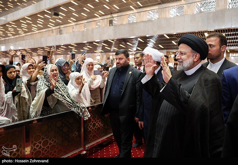 واکنش رئیسی به استقبال زنان حاضر در مراسم مسجد استقلال + عکس‌ها