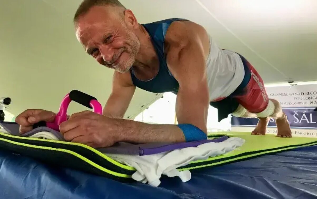 این مرد رکورد جهانی پلانک را زد/ «۵ سال پیش، ۱۵ کیلو اضافه وزن داشتم و دائم سیگار و الکل مصرف میکردم»