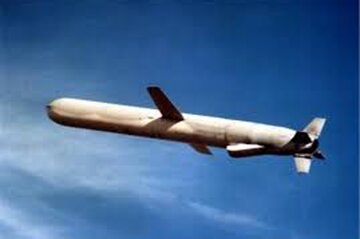 عکس | تصویر باورنکردنی از حمل موشک کروز ضد کشتی در جاده روی سقف مینی‌ون!