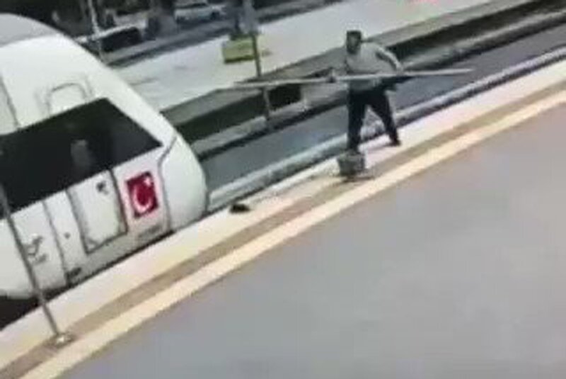 ببینید | لحظه هولناک انفجار 1 مرد بر اثر برق گرفتگی در متروی ترکیه