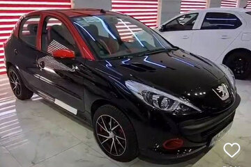 تصاویر | طراحی داخلی جالب یک پژو ۲۰۷ توسط یک دختر خوش‌ذوق با منجوق!