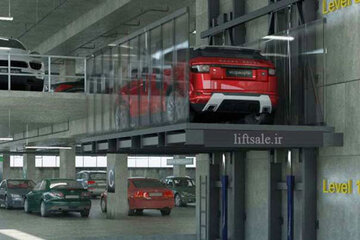تصاویر | گیر کردن عجیب یک خودرو در بالابر پارکینگ!