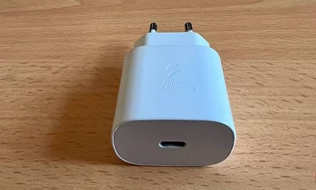 مشکل داغ شدن شارژر و راه مقابله با آن / عکس