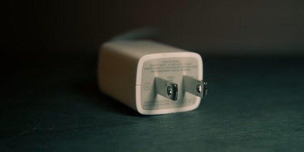 مشکل داغ شدن شارژر و راه مقابله با آن / عکس