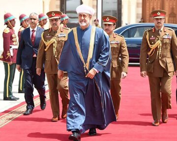 سلطان عمان يصل طهران على راس وفد رفيع المستوى سلطان عمان يصل طهران على راس وفد رفيع المستوى