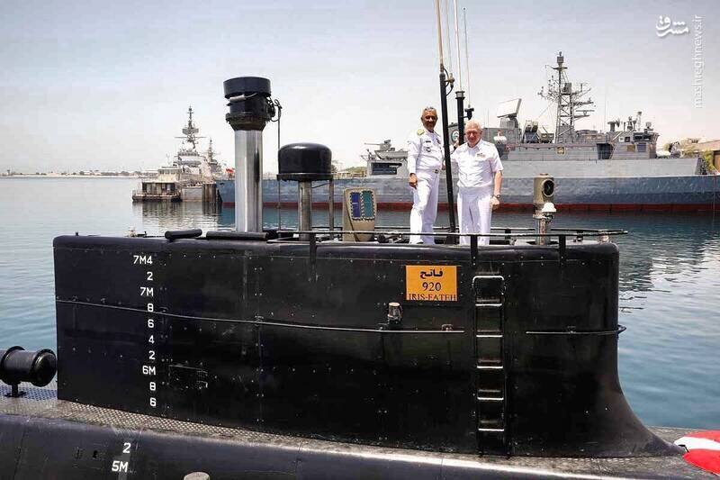 عکس یادگاری فرماندهان نظامی روسی روی عرشه زیردریایی ایرانی «فاتح»