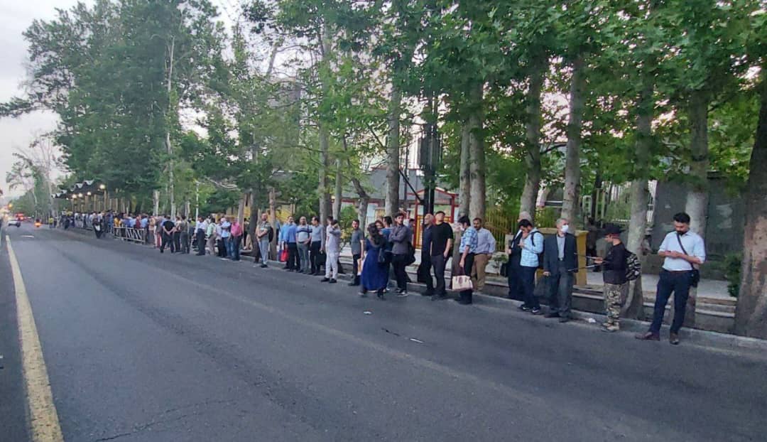 تصویری از صف عجیب و طولانی در ایستگاه بیآرتی/ عکس