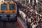 ببینید | ویدیویی باورنکردنی از آویزان شدن مردم از مترو در بمبئی هندوستان