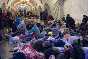 ببینید | پناه بردن اوکراینی‌ها به مترو برای در امان ماندن از موشک‌های روسی