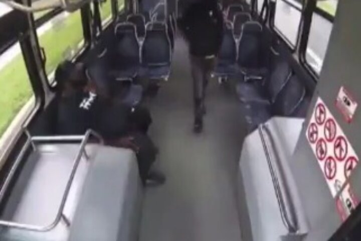 ببینید | لحظه هولناک تیراندازی یک راننده اتوبوس به مسافر در آمریکا!