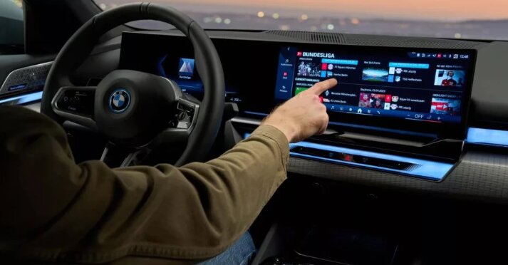 پاسخ کوبنده بامو به مرسدس بنز EQE / عکس