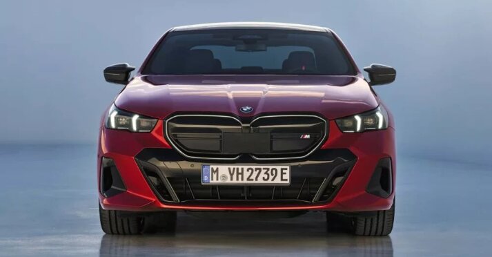 پاسخ کوبنده بامو به مرسدس بنز EQE / عکس