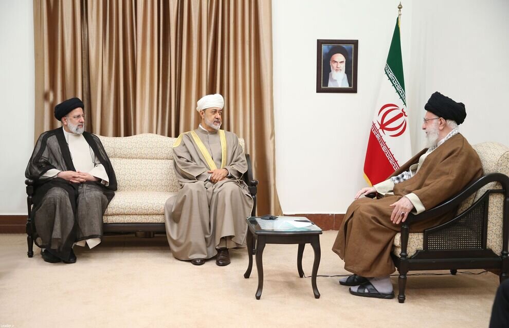 رهبر انقلاب در دیدار سلطان عمان: از موضع مصر برای از سرگیری روابط با ایران استقبال می‌کنیم