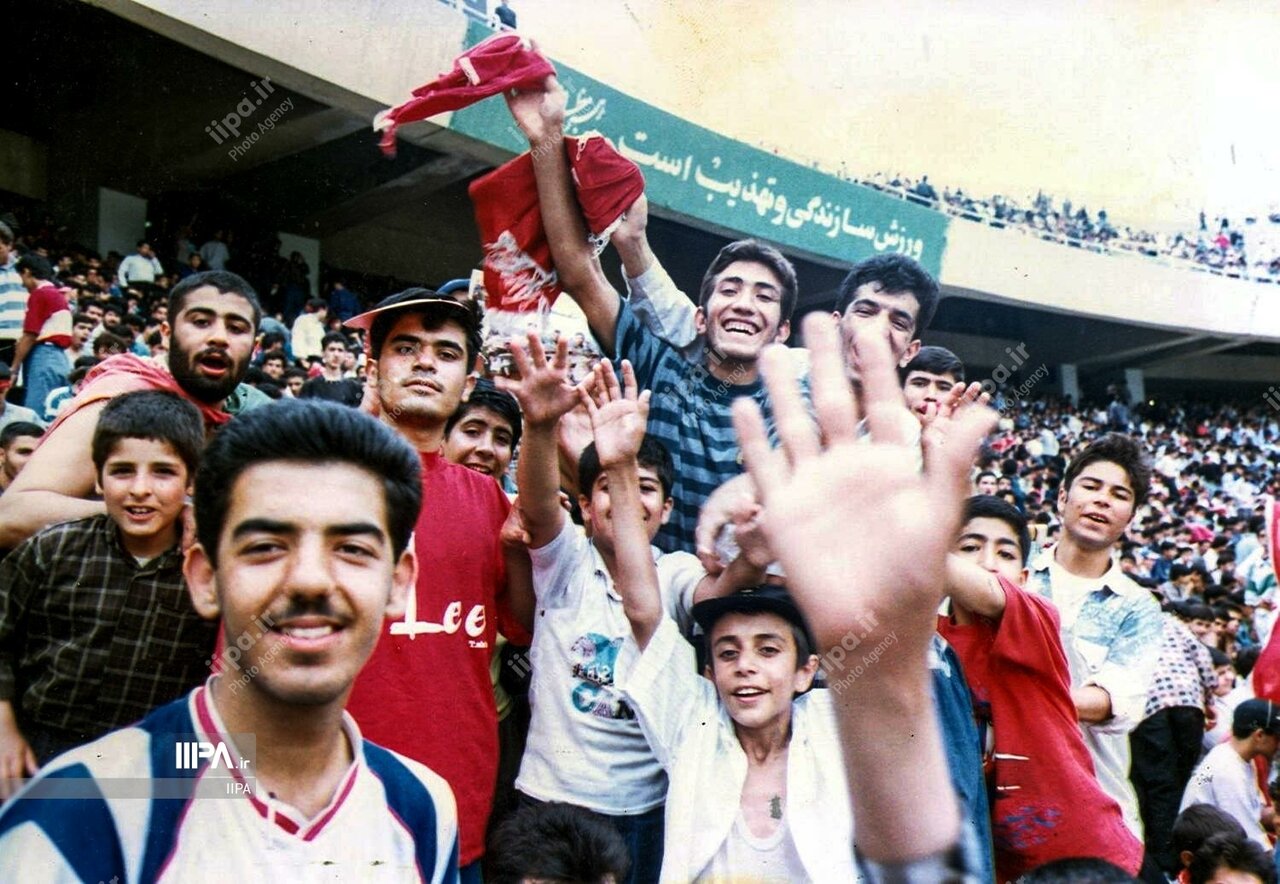 عکسی از تماشاگران دربی در دهه هفتاد