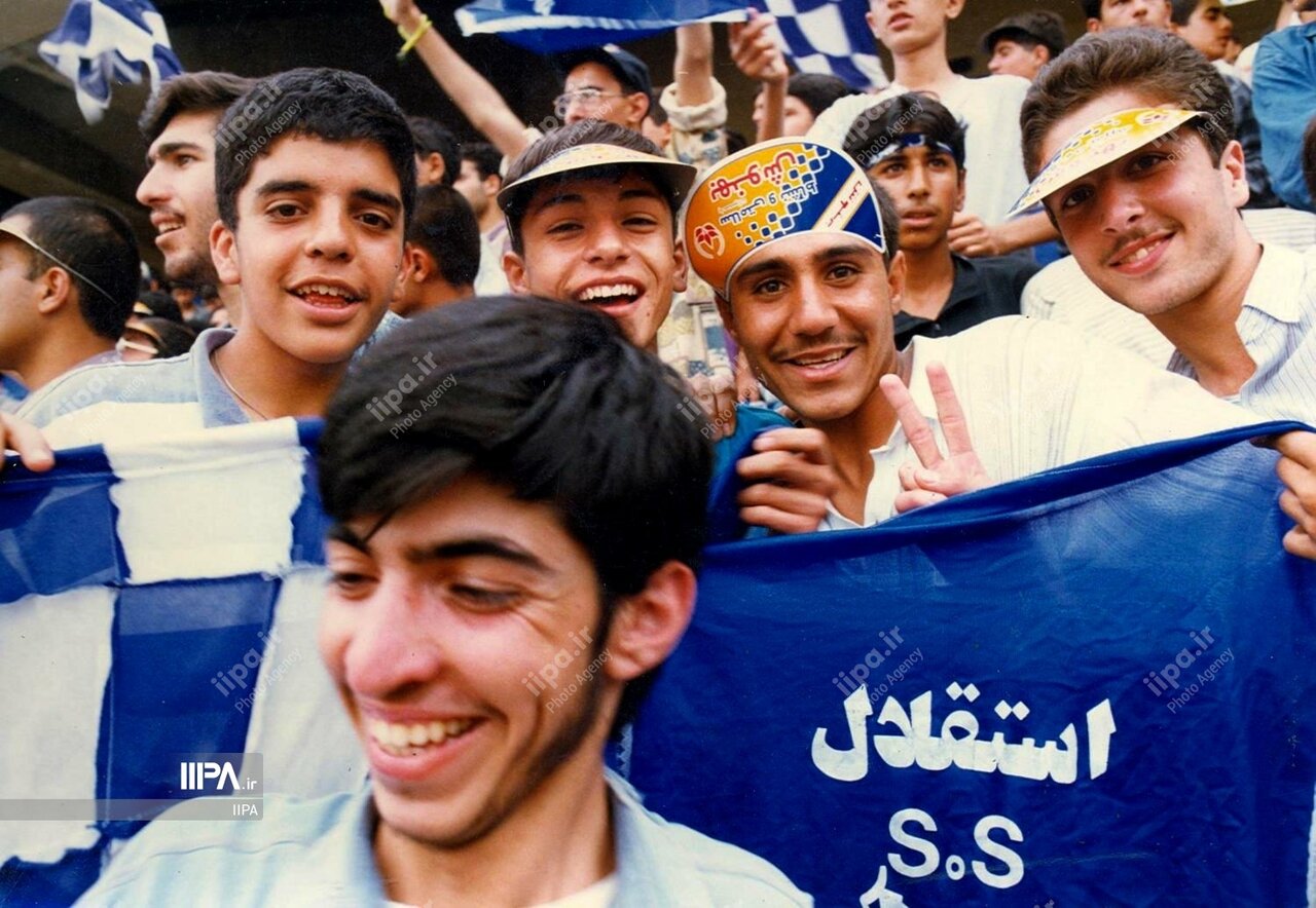 عکسی از تماشاگران دربی در دهه هفتاد