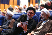 سلفی فعال سیاسی معروف ایرانی با گوشی آمریکایی/ عکس