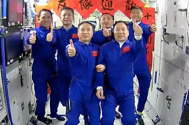 فضانوردان حاضر در فضا رکورد زدند!/ عکس