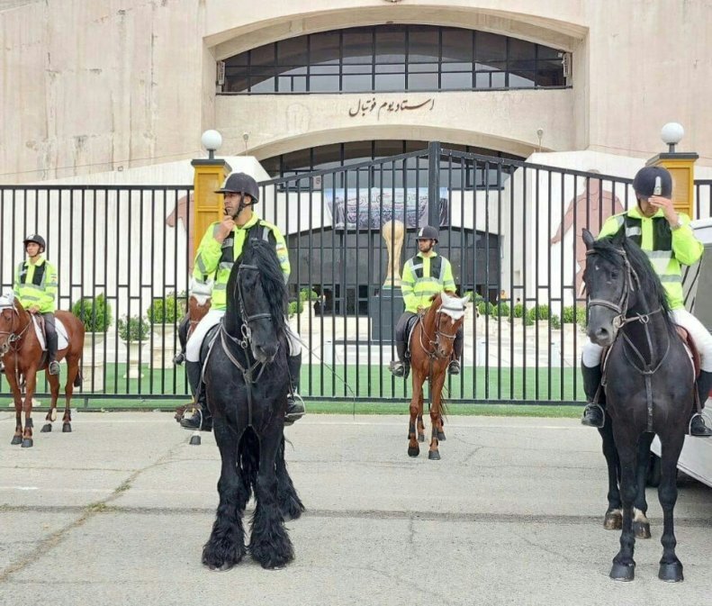 پلیسان اسب‌سوار در حاشیه ورزشگاه آزادی