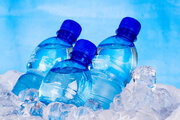 هشدار درباره بطری‌های آب معدنی/ مصرف این آب معدنی‌ها خطرناک و سرطان‌زاست!