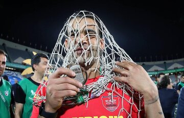 عکس| شادی عجیب مهاجم پرسپولیس پس از قهرمانی عکس| شادی عجیب مهاجم پرسپولیس پس از قهرمانی