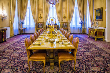 توضیح «موزه فرش» درباره ناپدیدشدۀهای کاخ سعدآباد / ۴۸ تخته فرش، نه؛ فقط «دو تخته قالی» به موزه دادند
 توضیح «موزه فرش» درباره ناپدیدشدۀهای کاخ سعدآباد / ۴۸ تخته فرش، نه؛ فقط «دو تخته قالی» به موزه دادند