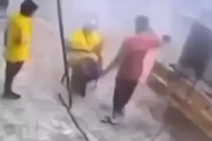 ببینید | لحظه ترسناک بلعیده شدن چند مرد توسط زمین بعد از فرو نشست