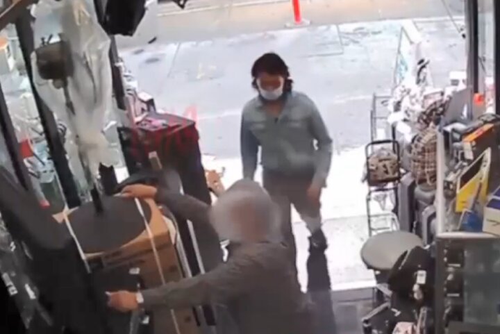 ببینید | حمله وحشیانه یک عابر پیاده به یک مغازه‌دار با چاقو