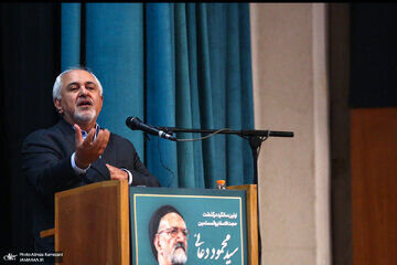 واکنش عجیب / ظریف سخنرانی کرد، حسین شریعتمداری مراسم را «ترک» کرد + عکسها